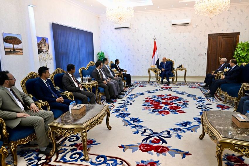 العليمي والصحفيين المفرج عنهم