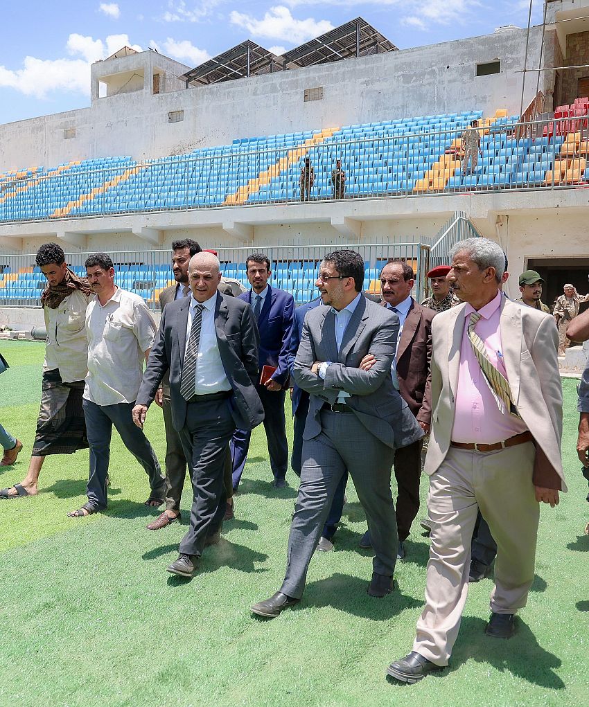 رئيس الوزراء يوجه بسرعة إنجاز اعمال إعادة تأهيل ملعب الشهيد معا