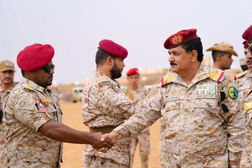 وزير الدفاع ينفذ زيارة لقوات درع الوطن في منفذ الوديعة