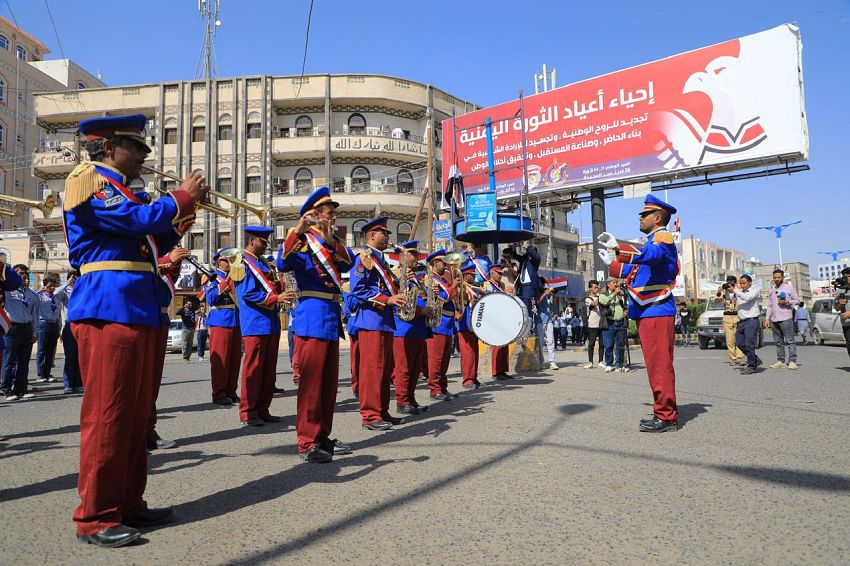 الفرق الكشفية والموسيقى العسكرية تجوب شوارع مأرب لمشاركة الشعب أفراحه بالأعياد الوطنية سبتمبر واكتوبر ونوفمبر