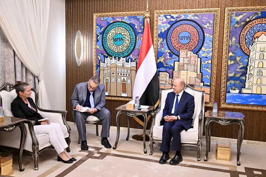 رئيس مجلس القيادة يشيد بالدعم الانمائي الهولندي